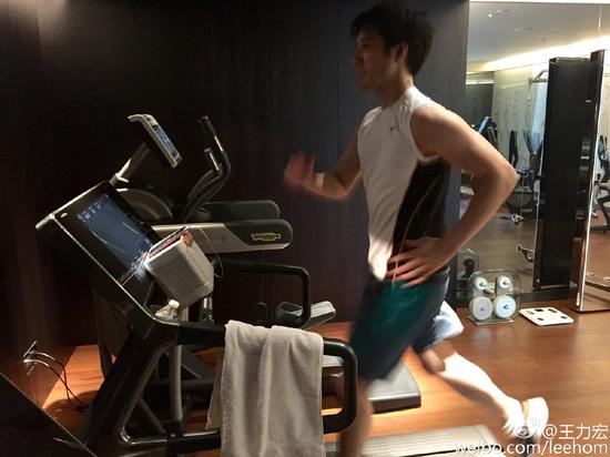 王力宏深夜鍛煉展現健碩手臂，網友熱切期待秀胸肌風采